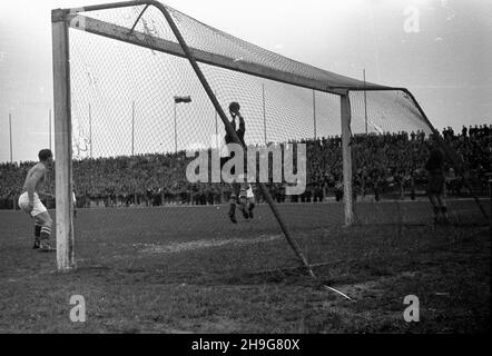 Warszawa, 1948-06-06. Mecz ligowy Legia Warszawa - AKS Chorzów 4:1 (2:0) na stadionie Wojskowego Klubu Sportowego Legia. Nz. interwencja bramkarza chorzowian Romana Mruga³y. wb  PAP      Warsaw, June 3, 1948. A Legia Warszawa - AKS Chorzow  4:1 (2:0) league match played at the Legia military club stadium. Pictured: an intervention by Chorzow goal-keeper Roman Mrugala.  wb  PAP Stock Photo