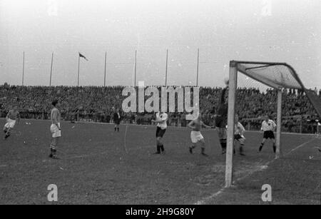 Warszawa, 1948-06-06. Mecz ligowy Legia Warszawa - AKS Chorzów 4:1 (2:0) na stadionie Wojskowego Klubu Sportowego Legia. Nz. akcja pod bramk¹ chorzowian. wb  PAP      Warsaw, June 3, 1948. A Legia Warszawa - AKS Chorzow  4:1 (2:0) league match played at the Legia military club stadium. Pictured: an attack in the Chorzow goal area.  wb  PAP Stock Photo