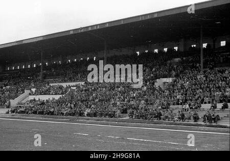 Warszawa, 1948-06-06. Mecz ligowy Legia Warszawa - AKS Chorzów 4:1 (2:0) na stadionie Wojskowego Klubu Sportowego Legia. Nz. trybuna g³ówna. wb  PAP      Warsaw, June 3, 1948. A Legia Warszawa - AKS Chorzow  4:1 (2:0) league match played at the Legia military club stadium. Pictured: the main stand.  wb  PAP Stock Photo