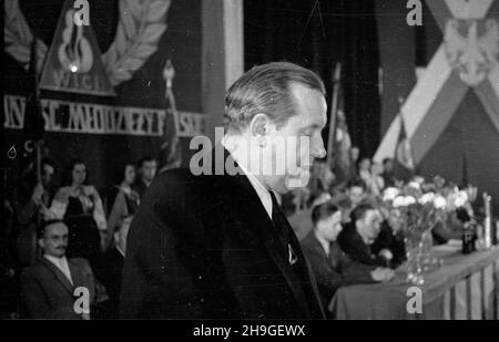 Warszawa, 1948-06-20. Nadzwyczajny Walny Zjazd Delegatów Zwi¹zku M³odzie¿y Wiejskiej Rzeczypospolitej Polskiej Wici w sali teatru Roma. Nz. przemówienie wicepremiera Antoniego Korzyckiego. wb  PAP      Warsaw, June 20, 1948. The Extraordinary General Congress of Delegates of the Polish Rural Youth Union Wici held in the Roma Theater. Pictured: deputy PM Antoni Korzycki speaking.  wb  PAP Stock Photo