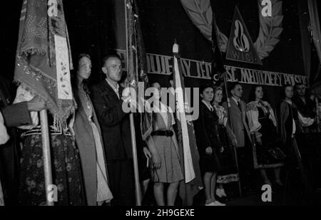 Warszawa, 1948-06-20. Nadzwyczajny Walny Zjazd Delegatów Zwi¹zku M³odzie¿y Wiejskiej Rzeczypospolitej Polskiej Wici w sali teatru Roma. Nz. poczty sztandarowe. wb  PAP      Warsaw, June 20, 1948. The Extraordinary General Congress of Delegates of the Polish Rural Youth Union Wici held in the Roma Theater. Pictured: colour parties.  wb  PAP Stock Photo