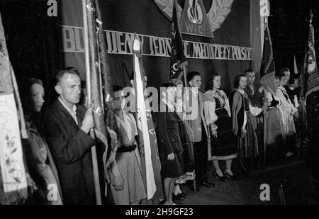 Warszawa, 1948-06-20. Nadzwyczajny Walny Zjazd Delegatów Zwi¹zku M³odzie¿y Wiejskiej Rzeczypospolitej Polskiej Wici w sali teatru Roma. Nz. poczty sztandarowe. wb  PAP      Warsaw, June 20, 1948. The Extraordinary General Congress of Delegates of the Polish Rural Youth Union Wici held in the Roma Theater. Pictured: colour parties.  wb  PAP Stock Photo