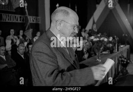 Warszawa, 1948-06-20. Nadzwyczajny Walny Zjazd Delegatów Zwi¹zku M³odzie¿y Wiejskiej Rzeczypospolitej Polskiej Wici w sali teatru Roma. Nz. przemówienie marsza³ka Sejmu W³adys³awa Kowalskiego. wb  PAP      Warsaw, June 20, 1948. The Extraordinary General Congress of Delegates of the Polish Rural Youth Union Wici held in the Roma Theater. Pictured: Sejm Speaker Wladyslaw Kowalski speaking.  wb  PAP Stock Photo