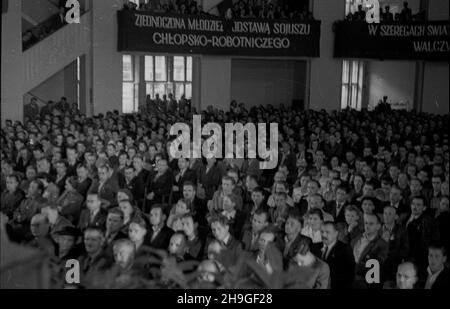 Warszawa, 1948-06-20. Nadzwyczajny Walny Zjazd Delegatów Zwi¹zku M³odzie¿y Wiejskiej Rzeczypospolitej Polskiej Wici w sali teatru Roma. wb  PAP      Warsaw, June 20, 1948. The Extraordinary General Congress of Delegates of the Polish Rural Youth Union Wici held in the Roma Theater.   wb  PAP Stock Photo