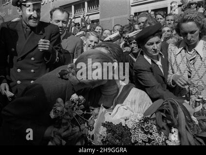 Gdynia, 1948-06-23. Siódmy w historii i drugi po II wojnie œwiatowej miêdzynarodowy wyœcig kolarski Tour de Pologne, zorganizowany przez Spó³dzielniê Wydawniczo-Oœwiatow¹ Czytelnik. Nz. zwyciêzca II etapu Olsztyn – Gdynia Wac³aw Wójcik (5:50:58 s.).  uu  PAP      Gdynia, June 23, 1948. The seventh in history and the second after World War II international cycling race Tour de Pologne, organized by Publishing and Educational Cooperative Czytelnik. Pictured: winner of the 2nd stage Olsztyn-Gdynia Waclaw Wojcik (5:50:58 s.).   uu  PAP Stock Photo