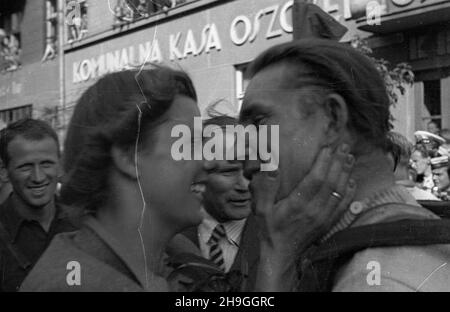 Gdynia, 1948-06-23. Siódmy w historii i drugi po II wojnie œwiatowej miêdzynarodowy wyœcig kolarski Tour de Pologne, zorganizowany przez Spó³dzielniê Wydawniczo-Oœwiatow¹ Czytelnik. Nz. zwyciêzca II etapu Olsztyn – Gdynia Wac³aw Wójcik (5:50:58 s.).  uu  PAP      Gdynia, June 23, 1948. The seventh in history and the second after World War II international cycling race Tour de Pologne, organized by Publishing and Educational Cooperative Czytelnik. Pictured: the winner of the 2nd stage Olsztyn-Gdynia Waclaw Wojcik (5:50:58 s.).   uu  PAP Stock Photo