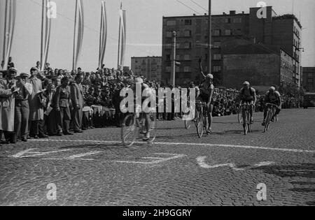 Gdynia, 1948-06-23. Siódmy w historii i drugi po II wojnie œwiatowej miêdzynarodowy wyœcig kolarski Tour de Pologne, zorganizowany przez Spó³dzielniê Wydawniczo-Oœwiatow¹ Czytelnik. Zwyciêzc¹ II etapu Olsztyn – Gdynia zosta³ Wac³aw Wójcik (5:50:58 s.).  uu  PAP      Gdynia, June 23, 1948. The seventh in history and the second after World War II international cycling race Tour de Pologne, organized by Publishing and Educational Cooperative Czytelnik. Waclaw Wojcik won the 2nd stage Olsztyn-Gdynia (5:50:58 s.).   uu  PAP Stock Photo