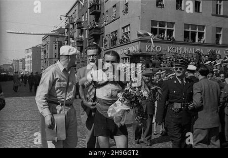 Gdynia, 1948-06-23. Siódmy w historii i drugi po II wojnie œwiatowej miêdzynarodowy wyœcig kolarski Tour de Pologne, zorganizowany przez Spó³dzielniê Wydawniczo-Oœwiatow¹ Czytelnik. Nz. zwyciêzca II etapu Olsztyn – Gdynia Wac³aw Wójcik (5:50:58 s.), z kwiatami.  uu  PAP      Gdynia, June 23, 1948. The seventh in history and the second after World War II international cycling race Tour de Pologne, organized by Publishing and Educational Cooperative Czytelnik. Pictured: the winner of the 2nd stage Olsztyn-Gdynia Waclaw Wojcik (5:50:58 s.), with flowers.   uu  PAP Stock Photo