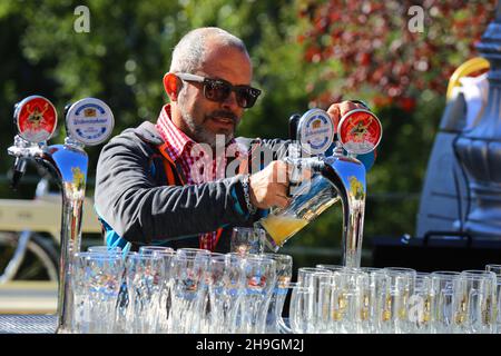 Biergarten, Meran, Kurstadt, Weinfest, Trachtenfest, Mann füllt Bier in ein Glas im Biergarten in Südtirol Stock Photo