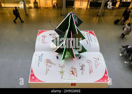 St Pancras Station, London, UK. 7th Dec 2021. The St Pancras Station Christmas Tree by ZSL London Zoo. Credit: Matthew Chattle/Alamy Live News Stock Photo