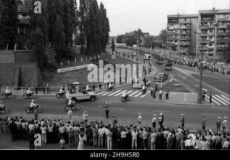 Szczecin, 1987-06-11. III pielgrzymka Ojca Œwiêtego Jana Paw³a II do Polski. Przejazd papie¿a ulicami miasta. ppr  PAP/CAF/Zbigniew Matuszewski      Szczecin, June 11, 1987. Pope John II's 3rd pilgrimage to Poland. A car carrying the pope going through the city.   ppr  PAP/CAF/Zbigniew Matuszewski Stock Photo