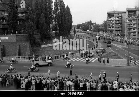 Szczecin, 1987-06-11. III pielgrzymka Ojca Œwiêtego Jana Paw³a II do Polski. Przejazd papie¿a ulicami miasta. ppr  PAP/CAF/Zbigniew Matuszewski      Szczecin, June 11, 1987. Pope John II's 3rd pilgrimage to Poland. A car carrying the pope going through the city.   ppr  PAP/CAF/Zbigniew Matuszewski Stock Photo