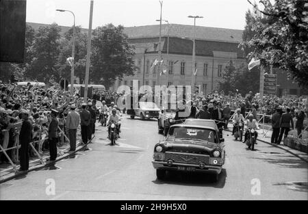 Szczecin, 1987-06-11. III pielgrzymka Ojca Œwiêtego Jana Paw³a II do Polski. Przejazd papie¿a ulicami miasta. ppr  PAP/CAF/Zbigniew Matuszewski      Szczecin, June 11, 1987. Pope John II's 3rd pilgrimage to Poland. A car carrying the pope on the city's street.  ppr  PAP/CAF/Adam Hawalej Stock Photo