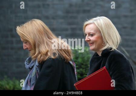 London, UK. 7th Dec, 2021. Foreign Secretary Elizabeth Truss arrives for the weekly Cabinet Meeting at No 10 Downing Street. Credit: Uwe Deffner/Alamy Live News Stock Photo