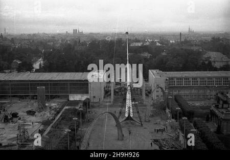 Wroc³aw, 1948-07-03. Zaprojektowana przez in¿. Stanis³awa Hempla 106-metrowa iglica by³a g³ównym symbolem Wystawy Ziem Odzyskanych. Wykonawc¹ konstrukcji by³a firma Mostostal, a operacja stawiania iglicy trwa³a szeœæ godzin. Nz. monta¿ iglicy na dziedziñcu WZO przed Hal¹ Ludow¹; w tle pawilon Rolnictwo i Wy¿ywienie (tzw. Hala Konwiarza) (P) i  pawilon przemys³owy (tzw. Hala Berga) (L), a przed nim Wie¿a Wiader. pw  PAP/Stefan Sadowski      Wrocaw, July 3, 1948. The 106-meter spire, designed by Stanislaw Hempel was the symbol of the Exhibition of the Regained Territories. It took six hours to i Stock Photo