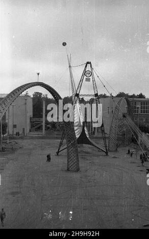 Wroc³aw, 1948-07-03. Zaprojektowana przez in¿. Stanis³awa Hempla 106-metrowa iglica by³a g³ównym symbolem Wystawy Ziem Odzyskanych. Wykonawc¹ konstrukcji by³a firma Mostostal, a operacja stawiania iglicy trwa³a szeœæ godzin. Nz. monta¿ iglicy na dziedziñcu WZO przed Hal¹ Ludow¹; w tle pawilon Rolnictwo i Wy¿ywienie (tzw. Hala Konwiarza) (P) i pawilon przemys³owy (tzw. Hala Berga) (L). pw  PAP/Stefan Sadowski      Wrocaw, July 3, 1948. The 106-meter spire, designed by Stanislaw Hempel was the symbol of the Exhibition of the Regained Territories. It took six hours to instal the structure made by Stock Photo