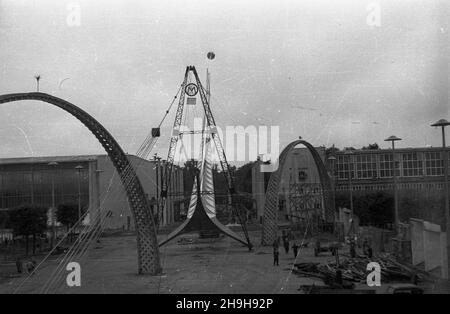 Wroc³aw, 1948-07-03. Zaprojektowana przez in¿. Stanis³awa Hempla 106-metrowa iglica by³a g³ównym symbolem Wystawy Ziem Odzyskanych. Wykonawc¹ konstrukcji by³a firma Mostostal, a operacja stawiania iglicy trwa³a szeœæ godzin. Nz. monta¿ iglicy na dziedziñcu WZO przed Hal¹ Ludow¹; w tle pawilon Rolnictwo i Wy¿ywienie (tzw. Hala Konwiarza) (P) i pawilon przemys³owy (tzw. Hala Berga) (L). pw  PAP/Stefan Sadowski      Wrocaw, July 3, 1948. The 106-meter spire, designed by Stanislaw Hempel was the symbol of the Exhibition of the Regained Territories. It took six hours to instal the structure made by Stock Photo