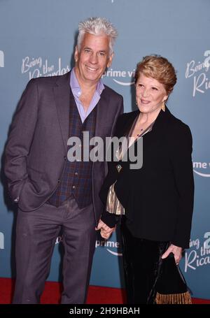 LOS ANGELES, CA - DECEMBER 06: (L-R) Steve Bakunas and Linda Lavin attends the Los Angeles Premiere Of Amazon Studios' 'Being The Ricardos' at Academy Museum of Motion Pictures on December 06, 2021 in Los Angeles, California. Stock Photo