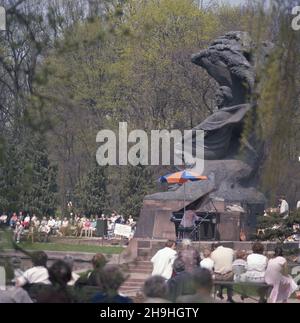 Warszawa 05.1987. Park £azienkowski. Nz. koncert muzyki Fryderyka Chopina przy pomniku kompozytora d³uta Wac³awa Szymanowskiego, z pocz. XX wieku. ka  PAP/Jan Morek    Dok³adny dzieñ wydarzenia nieustalony.         Warsaw, May 1987. A Frederic Chopin concert at the composer's memorial in Lazienki Park. The early-20th-century Chopin Memorial was authored by Waclaw Szymanowski.  ka  PAP/Jan Morek    Event day unknown