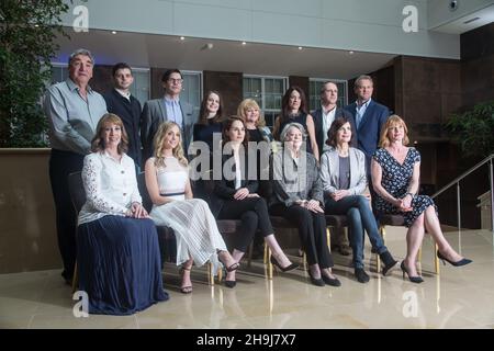 The cast of Downton Abbey at the press launch of the sixth series of the ITV drama (Back row: 1. Jim Carter 2. Michael Fox 3. Harry Hadden-Paton 4. Sophie McShera 5. 6. Lesley Nicol 7. Kevin Doyle 8. Hugh Bonneville  Front row, left to right: 1. Phyllis Logan 2. Joanne Froggatt 3. Michelle Dockery 4. Maggie Smith 5. Elizabeth McGovern 6. Samantha Bond) Stock Photo