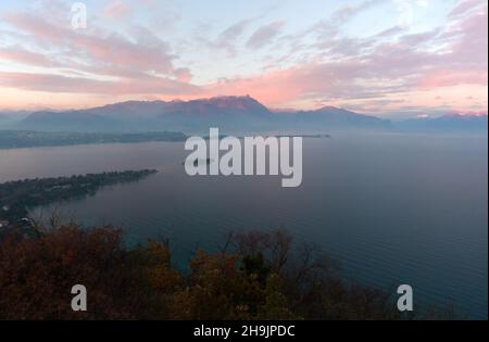 Sunset view of the italian Lake of Garda from the peak of Rocca di Manerba (Dec 2021) Stock Photo