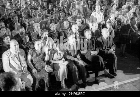 Warszawa, 1948-08-08. W Miêdzynarodowej Konferencji M³odzie¿y Pracuj¹cej trwaj¹cej do 14 sierpnia, wziê³o udzia³ kilka tysiêcy osób, w tym 500 goœci z zagranicy reprezentuj¹cych 46 pañstw. Nz. uczestnicy konferencji na sali Roma. pw  PAP      Warsaw, Aug. 8, 1948. The International Working Youth Conference was held on August 8-14. It was attended by several thousand people, including 500 foreign guests representing 46 countries. Pictured: conference participants in the Roma Theater.    pw  PAP Stock Photo
