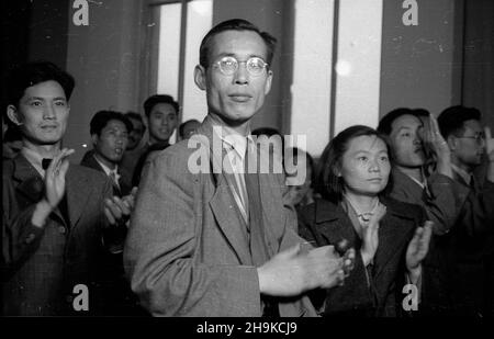 Warszawa, 1948-08-16. Uroczystoœæ zakoñczenia obrad Miêdzynarodowej Konferencji M³odzie¿y Pracuj¹cej (8-14 sierpnia), teatr Roma. Nz. delegacja z Chin. ka  PAP    Warsaw, Aug. 16, 1948. The International Working Youth Conference (August 8-14) conclusion ceremony, Roma Theater. Pictured: a delegation from China.  ka  PAP Stock Photo