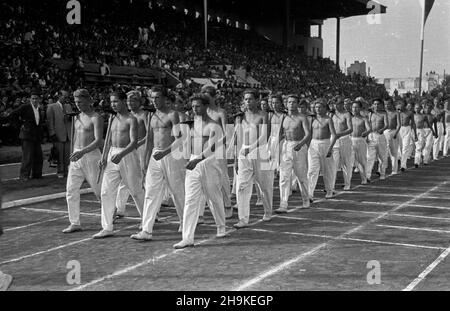 Warszawa, 1948-08-19. Pierwsze ogólnopolskie Igrzyska Sportowe Zwi¹zków Zawodowych (19-22.VIII) na stadionie Wojskowego Klubu Sportowego Legia, w których rywalizowali w 11 dyscyplinach reprezentanci 17 zwi¹zków zawodowych. Nz. defilada sportowców podczas uroczystej inauguracji zawodów.   ka  PAP      Warsaw, Aug. 19, 1948. The first national Trade Union Sports Competition (Aug. 19-22) held at the stadium of the Military Sports Club Legia. The event brought together representatives of 17 trade unions who competed in 11 disciplines. Pictured: athletes' parade during the competition inauguration