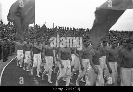 Warszawa, 1948-08-19. Pierwsze ogólnopolskie Igrzyska Sportowe Zwi¹zków Zawodowych (19-22.VIII) na stadionie Wojskowego Klubu Sportowego Legia, w których rywalizowali w 11 dyscyplinach reprezentanci 17 zwi¹zków zawodowych. Nz. uroczysta inauguracja zawodów.  ka  PAP      Warsaw, Aug. 19, 1948. The first national Trade Union Sports Competition (Aug. 19-22) held at the stadium of the Military Sports Club Legia. The event brought together representatives of 17 trade unions who competed in 11 disciplines. Pictured: the competition inauguration ceremony.  ka  PAP
