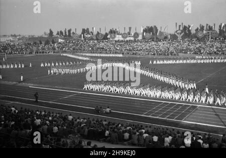 Warszawa, 1948-08-22. Pierwsze ogólnopolskie Igrzyska Sportowe Zwi¹zków Zawodowych (19-22.VIII) na stadionie Wojskowego Klubu Sportowego Legia, w których rywalizowali w 11 dyscyplinach reprezentanci 17 zwi¹zków zawodowych. Nz. uroczystoœæ zakoñczenia zawodów.  ka  PAP      Warsaw, Aug. 22, 1948. The first national Trade Union Sports Competition (Aug. 19-22) held at the stadium of the Military Sports Club Legia. The event brought together representatives of 17 trade unions who competed in 11 disciplines. Pictured: the competition conclusion ceremony.  ka  PAP