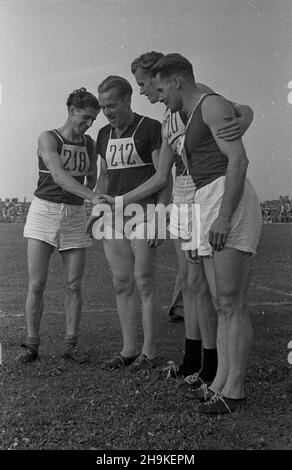 Warszawa, 1948-08-22. Pierwsze ogólnopolskie Igrzyska Sportowe Zwi¹zków Zawodowych (19-22.VIII) na stadionie Wojskowego Klubu Sportowego Legia, w których rywalizowali w 11 dyscyplinach reprezentanci 17 zwi¹zków zawodowych. Nz. sztafeta Zwi¹zku Zawodowego Pracowników Spó³dzielczoœci, m. in. Wenta (1L), Stanis³aw Boniecki (2P).  ka  PAP      Warsaw, Aug. 22, 1948. The 1st National Trade Unions' Olympics  (Aug. 19-22) on Legia, the military sports club in which representatives of 17 trade unions competed in 11 disciplines. Pictured: the relay team of the Spoldzielczosci Worker Trade Union Wenta (