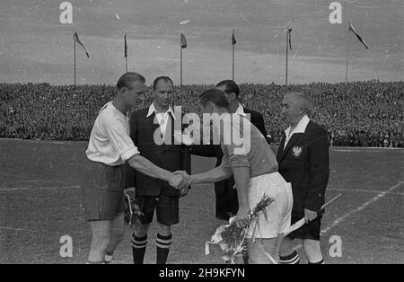 Warszawa, 1948-08-25. Mecz pi³ki no¿nej pomiêdzy reprezentacjami Polski i Jugos³awii (0:1) na stadionie Wojskowego Klubu Sportowego Legia. Nz. przywitanie kapitanów dru¿yn Tadeusza Porpana (1L) z Miroslavem Brozovicem (3L). Obok sêdziowie liniowi Michalik (2L) i Kmiciñski (1P).  ka  PAP/Stanis³aw D¹browiecki      Warsaw, Aug. 25, 1948. The soccer match between Polish and Yugoslav teams (0:1) at Legia, the military sport club. Pictured: captain Tadeusza Porpana (1st left) greets Miroslavem Brozovicem (3rd left). Next to them assistant referees Michalik (2nd left) and Kmicinski (1st right).   ka Stock Photo