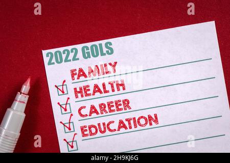2022 Goals concept. Sticky note and pen on a red background. Stock Photo