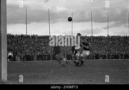 Warszawa, 1948-08-29. Mecz ligowy Polonia Warszawa - Wis³a Kraków rozegrany na stadionie Wojskowego Klubu Sportowego Legia. Spotkanie zakoñczy³o siê wynikiem 0:5 (0:0), bramki: Józef Mamoñ (1), Józef Kohut (3) i Mieczys³aw Gracz (karny). ka  PAP      Warsaw, Aug. 29, 1948. The 0:5 (0:0) Polonia Warszawa - Wisla Krakow match played at the stadium of the Legia military sports club. Goals: Jozef Mamon (1), Jozef Kohut (3) and Mieczyslaw Gracz (penalty kick).  ka  PAP Stock Photo