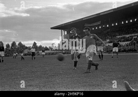 Warszawa, 1948-08-29. Mecz ligowy Polonia Warszawa - Wis³a Kraków rozegrany na stadionie Wojskowego Klubu Sportowego Legia. Spotkanie zakoñczy³o siê wynikiem 0:5 (0:0), bramki: Józef Mamoñ (1), Józef Kohut (3) i Mieczys³aw Gracz (karny). ka  PAP      Warsaw, Aug. 29, 1948. The 0:5 (0:0) Polonia Warszawa - Wisla Krakow match played at the stadium of the Legia military sports club. Goals: Jozef Mamon (1), Jozef Kohut (3) and Mieczyslaw Gracz (penalty kick).  ka  PAP Stock Photo