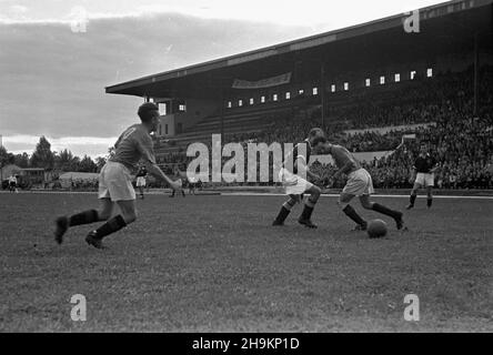 Warszawa, 1948-08-29. Mecz ligowy Polonia Warszawa - Wis³a Kraków rozegrany na stadionie Wojskowego Klubu Sportowego Legia. Spotkanie zakoñczy³o siê wynikiem 0:5 (0:0), bramki: Józef Mamoñ (1), Józef Kohut (3) i Mieczys³aw Gracz (karny). ka  PAP      Warsaw, Aug. 29, 1948. The 0:5 (0:0) Polonia Warszawa - Wisla Krakow match played at the stadium of the Legia military sports club. Goals: Jozef Mamon (1), Jozef Kohut (3) and Mieczyslaw Gracz (penalty kick).  ka  PAP Stock Photo