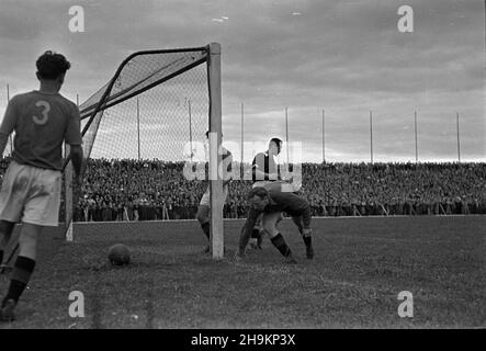 Warszawa, 1948-08-29. Mecz ligowy Polonia Warszawa - Wis³a Kraków rozegrany na stadionie Wojskowego Klubu Sportowego Legia. Spotkanie zakoñczy³o siê wynikiem 0:5 (0:0), bramki: Józef Mamoñ (1), Józef Kohut (3) i Mieczys³aw Gracz (karny). ka  PAP      Warsaw, Aug. 29, 1948. The 0:5 (0:0) Polonia Warszawa - Wisla Krakow match played at the stadium of the Legia military sports club. Goals: Jozef Mamon (1), Jozef Kohut (3) and Mieczyslaw Gracz (penalty kick).  ka  PAP Stock Photo