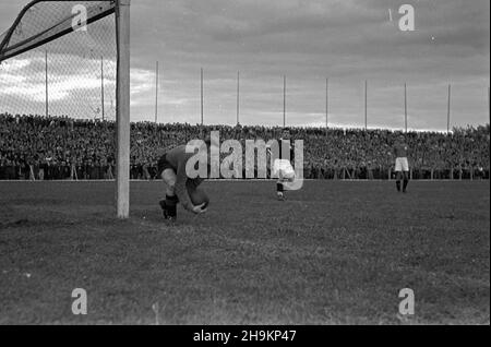 Warszawa, 1948-08-29. Mecz ligowy Polonia Warszawa - Wis³a Kraków rozegrany na stadionie Wojskowego Klubu Sportowego Legia. Spotkanie zakoñczy³o siê wynikiem 0:5 (0:0), bramki: Józef Mamoñ (1), Józef Kohut (3) i Mieczys³aw Gracz (karny). ka  PAP      Warsaw, Aug. 29, 1948. The 0:5 (0:0) Polonia Warszawa - Wisla Krakow match played at the stadium of the Legia military sports club. Goals: Jozef Mamon (1), Jozef Kohut (3) and Mieczyslaw Gracz (penalty kick).  ka  PAP Stock Photo