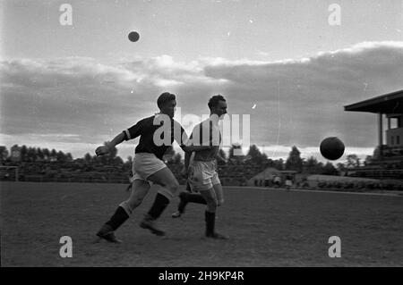 Warszawa, 1948-08-29. Mecz ligowy Polonia Warszawa - Wis³a Kraków rozegrany na stadionie Wojskowego Klubu Sportowego Legia. Spotkanie zakoñczy³o siê wynikiem 0:5 (0:0), bramki: Józef Mamoñ (1), Józef Kohut (3) i Mieczys³aw Gracz (karny). ka  PAP      Warsaw, Aug. 29, 1948. The 0:5 (0:0) Polonia Warszawa - Wisla Krakow match played at the stadium of the Legia military sports club. Goals: Jozef Mamon (1), Jozef Kohut (3) and Mieczyslaw Gracz (penalty kick).  ka  PAP Stock Photo