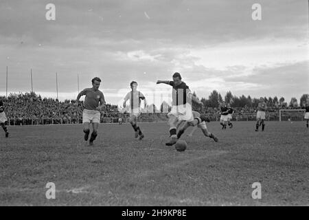 Warszawa, 1948-08-29. Mecz ligowy Polonia Warszawa - Wis³a Kraków rozegrany na stadionie Wojskowego Klubu Sportowego Legia. Spotkanie zakoñczy³o siê wynikiem 0:5 (0:0), bramki: Józef Mamoñ (1), Józef Kohut (3) i Mieczys³aw Gracz (karny). Nz. akcja w polu bramkowym Wis³y Kraków, z pi³k¹ Zygmunt Ochmañski z Polonii.  ka  PAP      Warsaw, Aug. 29, 1948. The league soccer match Polonia Warszawa - Wisla Krakow played at the Legia military sports club stadium. The score was 0:5 (0:0), goals: Jozef Mamon (st), Jozef Kohut (3rd) and Mieczyslaw Gracz (penalty). Pictured: an attack on Wisla Krakow goal, Stock Photo