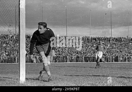 Warszawa, 1948-08-29. Mecz ligowy Polonia Warszawa - Wis³a Kraków rozegrany na stadionie Wojskowego Klubu Sportowego Legia. Spotkanie zakoñczy³o siê wynikiem 0:5 (0:0), bramki: Józef Mamoñ (1), Józef Kohut (3) i Mieczys³aw Gracz (karny). Nz. bramkarz Polonii Henryk Borucz.  ka  PAP      Warsaw, Aug. 29, 1948. The 0:5 (0:0) Polonia Warszawa - Wisla Krakow match played at the stadium of the Legia military sports club. Goals: Jozef Mamon (1), Jozef Kohut (3) and Mieczyslaw Gracz (penalty kick). Pictured: Polonia's goalkeeper Henryk Borucz.  ka  PAP Stock Photo