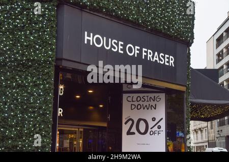London, UK. 7th December 2021. Closing down sale at the House of Fraser department store on Oxford Street. Credit: Vuk Valcic / Alamy Live News