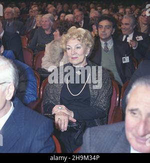 Warszawa 18.01.1986. Koncert galowy w Filharmonii Narodowej, z okazji Œwiatowego Kongresu Intelektualistów w Obronie Pokojowej Przysz³oœci Œwiata (16-19 stycznia). Nz. na widowni m.in. pianistka Halina Czerny-Stefañska (C). mw  PAP/Tadeusz ZagoŸdziñski    Dok³adny dzieñ wydarzenia nieustalony.         Warsaw, 18 January 1986. A gala koncert at the National Philharmonic Hall on the occassion of the World Congress of Intellectuals in Defence of the Peaceful Future of the World (Januray 17 -19). Pictured: among the audience - pianist Halina Czerny-Stefanska (C).   mw  PAP/Tadeusz Zagozdzinski  Ev