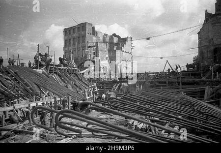 Warszawa, 1948-09. Zniszczona w czasie II wojny œwiatowej kamienica ...