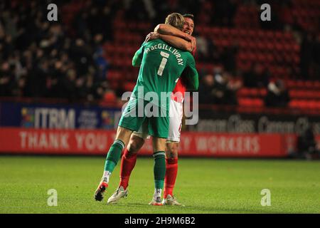 Craig MacGillivray, the goalkeeper of Charlton Athletic and Jason Pearce of Charlton Athletic celebrate after Jayden Stockley of Charlton Athletic scores his teams first goal. EFL Skybet football league one match, Charlton Athletic v Ipswich Town at the Valley in London on Tuesday 7th December 2021. this image may only be used for Editorial purposes. Editorial use only, license required for commercial use. No use in betting, games or a single club/league/player publications. pic by Steffan Bowen/Andrew Orchard sports photography/Alamy Live news Stock Photo