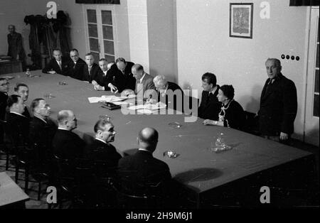 Warszawa, 1948-09-02. Podpisanie przez Polskê i Czechos³owacjê umowy pocztowo-telegraficznej. Nz. m.in.: minister poczt i telegrafów prof. Wac³aw Szymanowski (4P), czeski minister poczt dr Alois Neuman (5P). ka  PAP      Warsaw, Sept. 2, 1948. Poland and Czechoslovakia sign an agreement on posts and telegraphs. Pictured: Post and Telegraphs Minister Professor Waclaw Szymanowski (4th right), Czech Post Minister Alois Neuman (5th right).  ka  PAP Stock Photo