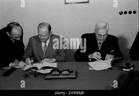 Warszawa, 1948-09-02. Podpisanie przez Polskê i Czechos³owacjê umowy pocztowo-telegraficznej. Nz. minister poczt i telegrafów prof. Wac³aw Szymanowski (P), minister poczt dr Alois Neuman (2L). ka  PAP      Warsaw, Sept. 2, 1948. Poland and Czechoslovakia sign an agreement on posts and telegraphs. Pictured: Post and Telegraphs Minister Professor Waclaw Szymanowski (right), Post Minister Alois Neuman (2nd left).  ka  PAP Stock Photo