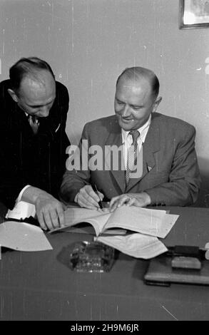 Warszawa, 1948-09-02. Podpisanie przez Polskê i Czechos³owacjê umowy pocztowo-telegraficznej. Nz. m.in. czeski minister poczt dr Alois Neuman (P). ka  PAP      Warsaw, Sept. 2, 1948. Poland and Czechoslovakia sign an agreement on posts and telegraphs. Pictured: Czech Post Minister Alois Neuman (right).  ka  PAP Stock Photo