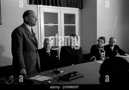 Warszawa, 1948-09-02. Podpisanie przez Polskê i Czechos³owacjê umowy pocztowo-telegraficznej. Nz. m.in.: czeski minister poczt dr Alois Neuman (L), minister poczt i telegrafów prof. Wac³aw Szymanowski (2L). ka  PAP      Warsaw, Sept. 2, 1948. Poland and Czechoslovakia sign an agreement on posts and telegraphs. Pictured: Czech Post Minister Alois Neuman (left), Post and Telegraphs Minister Professor Waclaw Szymanowski (2nd left).  ka  PAP Stock Photo