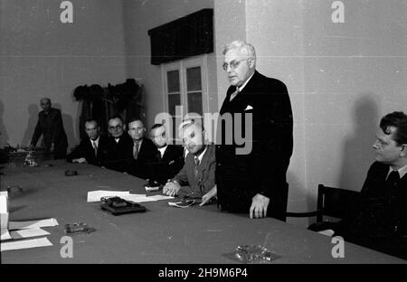 Warszawa, 1948-09-02. Podpisanie przez Polskê i Czechos³owacjê umowy pocztowo-telegraficznej. Nz. m.in.: minister poczt i telegrafów prof. Wac³aw Szymanowski (2P), czeski minister poczt dr Alois Neuman (3P). ka  PAP      Warsaw, Sept. 2, 1948. Poland and Czechoslovakia sign an agreement on posts and telegraphs. Pictured: Post and Telegraphs Minister Professor Waclaw Szymanowski (2nd right), Czech Post Minister Alois Neuman (3rd right).  ka  PAP Stock Photo